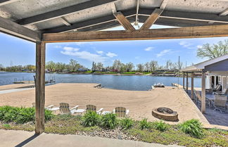 Foto 3 - Lakefront Bellevue Home: Private Beach & Fire Pit