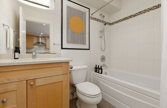 Cozy 2BR BSMT Suite Near Grouse Mt. and Edgemont. - Foto 23
