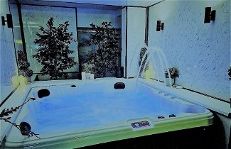 Foto 1 - Super Beautiful Jacuzzi Apartment With Balcony