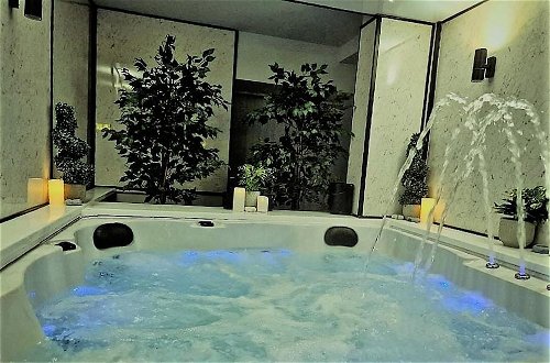 Foto 8 - Super Beautiful Jacuzzi Apartment With Balcony