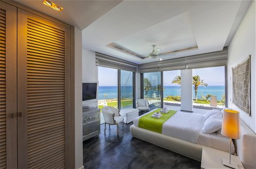 Photo 24 - Beachfront Dream Villa