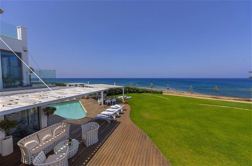 Photo 49 - Beachfront Dream Villa