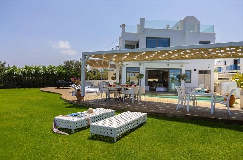 Photo 36 - Beachfront Dream Villa