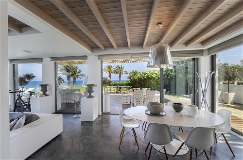Foto 18 - Beachfront Dream Villa