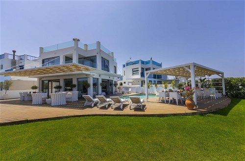 Photo 34 - Beachfront Dream Villa