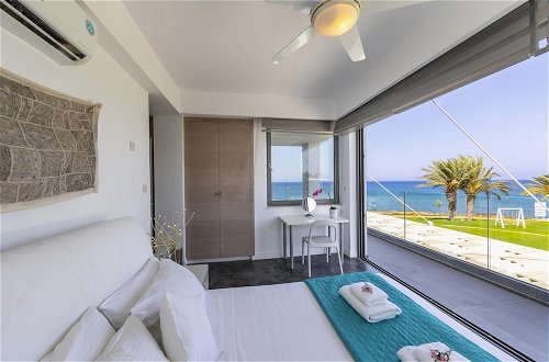 Photo 27 - Beachfront Dream Villa