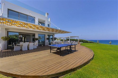 Photo 3 - Beachfront Dream Villa