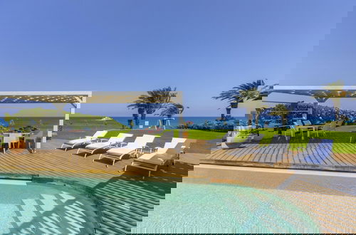 Foto 17 - Beachfront Dream Villa