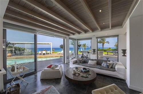 Photo 59 - Beachfront Dream Villa