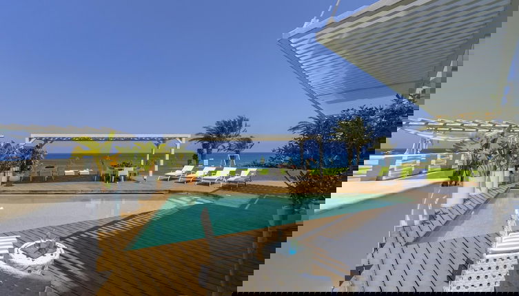 Foto 1 - Beachfront Dream Villa