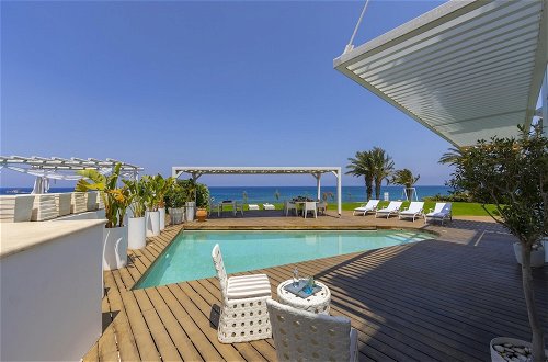 Photo 2 - Beachfront Dream Villa