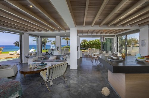 Foto 56 - Beachfront Dream Villa