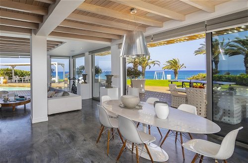 Foto 58 - Beachfront Dream Villa