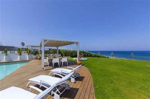 Photo 47 - Beachfront Dream Villa