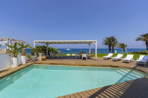 Foto 33 - Beachfront Dream Villa