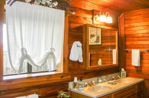 Foto 26 - Cozy Immaculate Cabin - A Peaceful Retreat