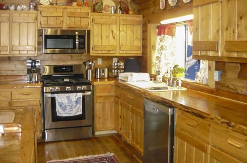 Photo 6 - Cozy Immaculate Cabin - A Peaceful Retreat