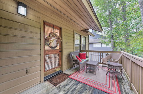 Foto 23 - Cozy Woodlands Townhome w/ Deck Near Market Street