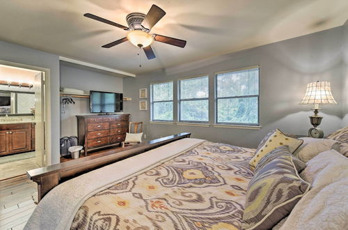 Foto 15 - Cozy Woodlands Townhome w/ Deck Near Market Street