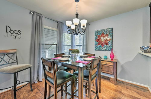 Foto 7 - Cozy Woodlands Townhome w/ Deck Near Market Street