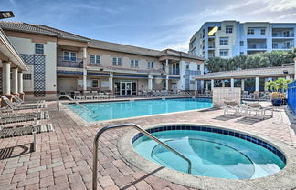 Foto 1 - Coastal Penthouse: Steps to New Smyrna Beach