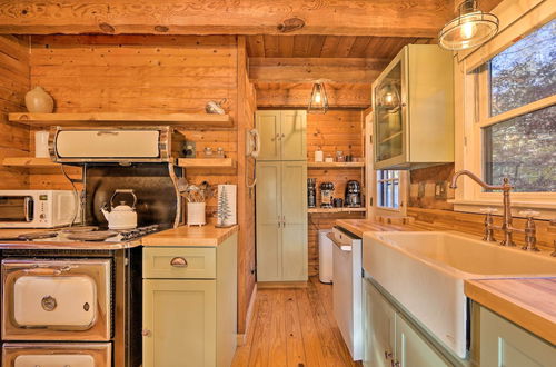 Foto 5 - Luxe Dog-friendly Cabin w/ Hot Tub & Game Room