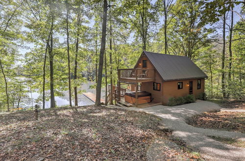 Foto 4 - Hocking Hills Lake Gem w/ Hot Tub, Dock, 100 Acres