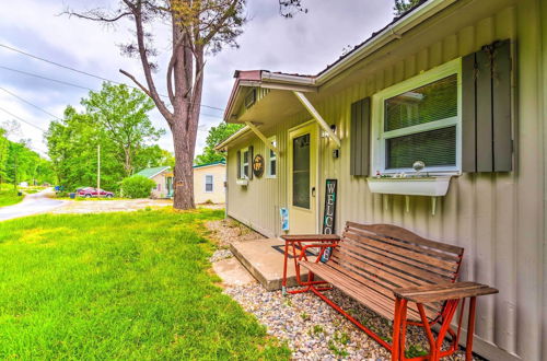 Photo 5 - Cozy Kentucky Cabin w/ Sunroom, Yard & Views