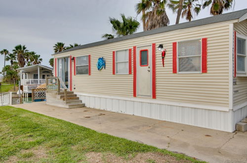 Photo 9 - Cozy Waterfront Port Isabel Cottage With Deck