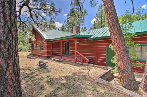 Foto 17 - Rustic Lakeside Cabin w/ Deck < 1 Mi to Lake