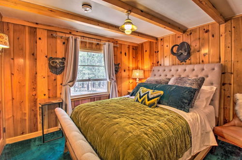 Foto 14 - Rustic Lakeside Cabin w/ Deck < 1 Mi to Lake