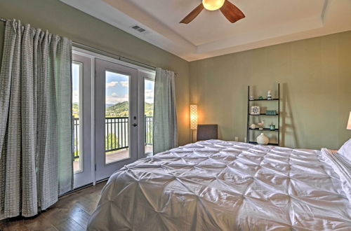 Photo 10 - Modern Family Condo With Pano Lake Views & Pool