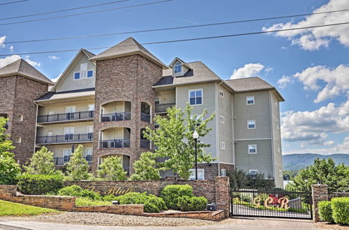 Foto 11 - Modern Family Condo With Pano Lake Views & Pool