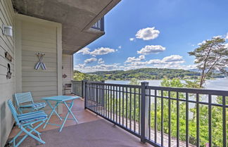 Foto 1 - Modern Family Condo With Pano Lake Views & Pool