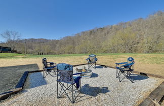 Foto 2 - Riverside Beattyville Cabin w/ Kayaks & Fire Pit