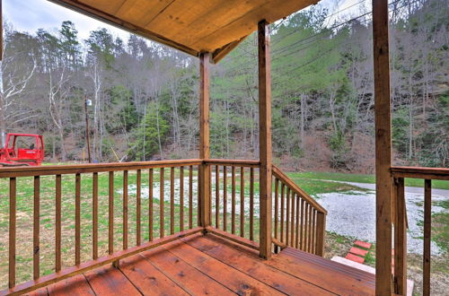 Foto 12 - Cozy Creekside Cabin ~ 24 Mi to Red River