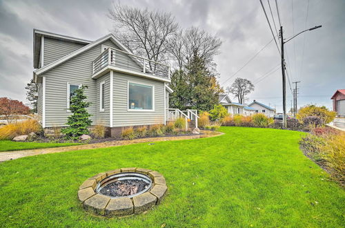 Foto 5 - Chic Manistee Cottage: Steps to Lake Michigan