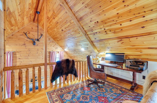 Foto 5 - Luxury Log Cabin w/ EV Charger & Mtn Views