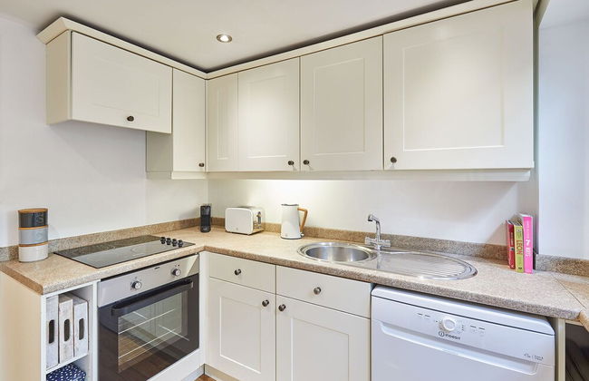 Host Stay Waterlily Cottage - Photo 8