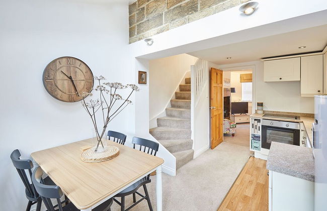 Host Stay Waterlily Cottage - Photo 3