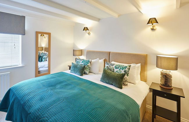 Host Stay Waterlily Cottage - Photo 1