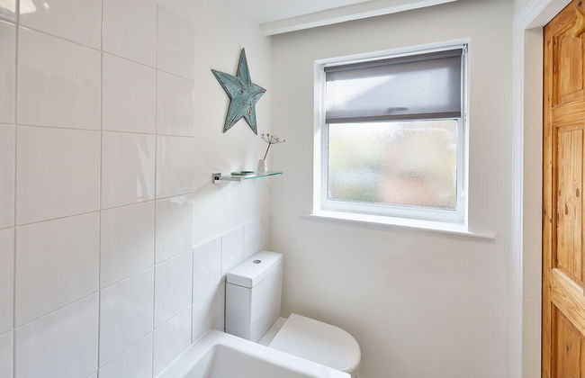 Host Stay Waterlily Cottage - Photo 13