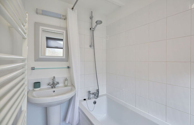Host Stay Waterlily Cottage - Photo 11