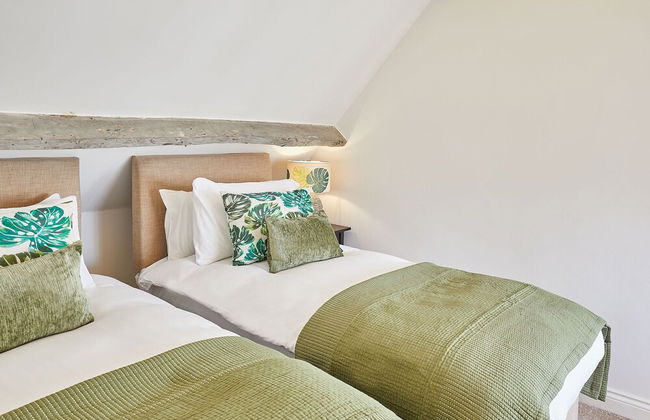 Host Stay Waterlily Cottage - Photo 4