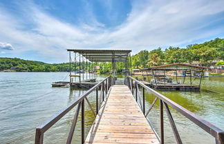 Foto 1 - Lakefront Family Retreat w/ Boat Slip & Dock