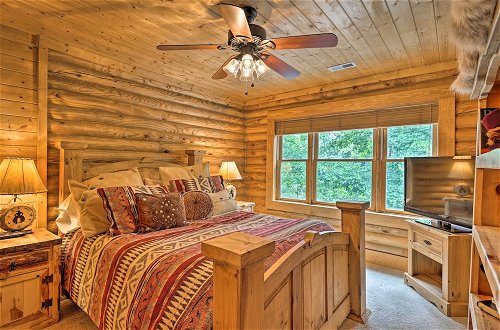Foto 15 - Purlear Luxury, Spacious Log Cabin w/ Mtn Views