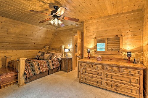Foto 25 - Purlear Luxury, Spacious Log Cabin w/ Mtn Views