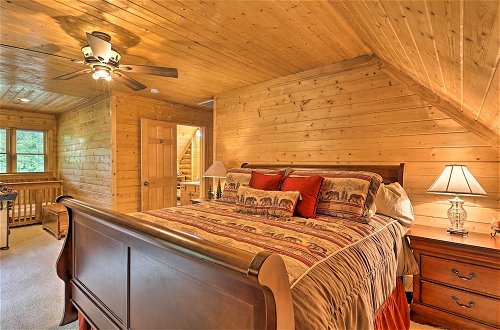 Foto 23 - Purlear Luxury, Spacious Log Cabin w/ Mtn Views