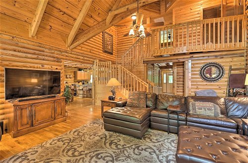 Foto 26 - Purlear Luxury, Spacious Log Cabin w/ Mtn Views
