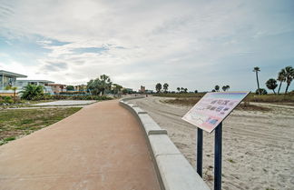 Foto 2 - Quiet Cottage < ½ Mile to Gulf Coast & Boardwalk